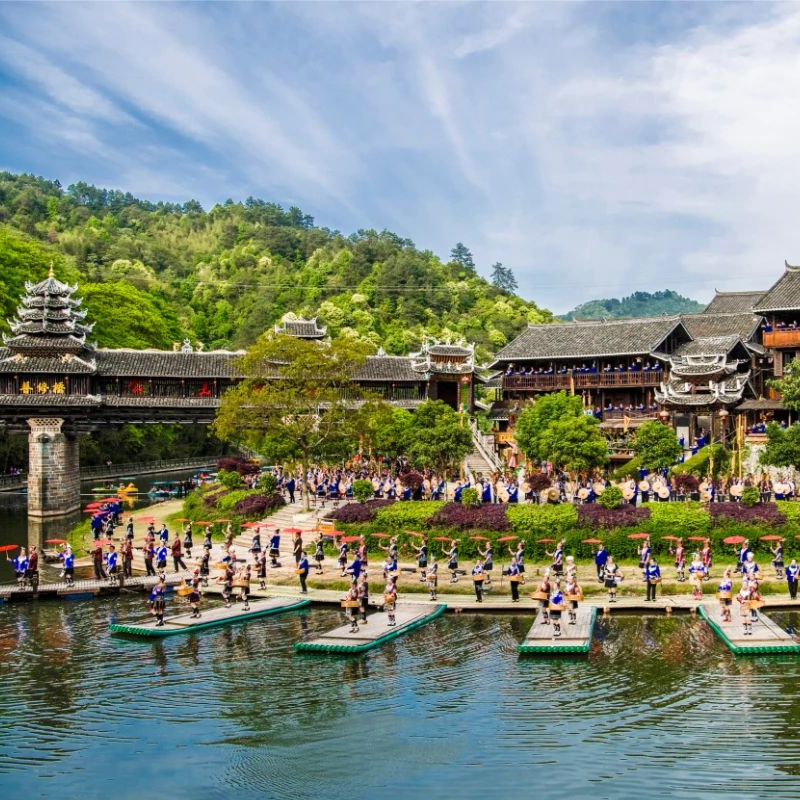 快樂大巴游--【好運通道、福地懷化】湖南通道皇都侗寨、轉(zhuǎn)兵紀念館、萬佛山、懷化洪江古商城、安江袁隆平舊居、芷江受降館、龍津風雨橋、柳州青云早市、窯阜古鎮(zhèn)、五星街空調(diào)汽車純玩五天